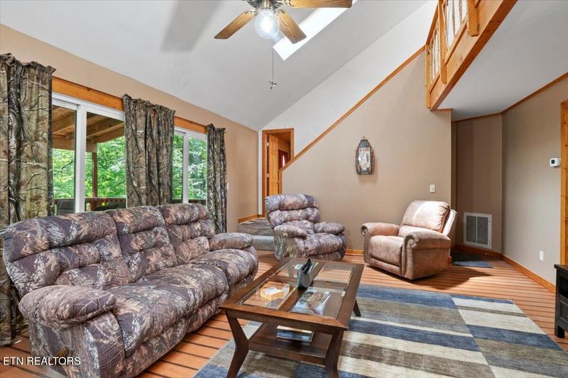 389 Clear Lake Dr, Jacksboro, TN 37757