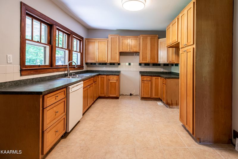 389 Howard Rd, Lafollette, TN 37766