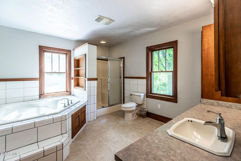 389 Howard Rd, Lafollette, TN 37766