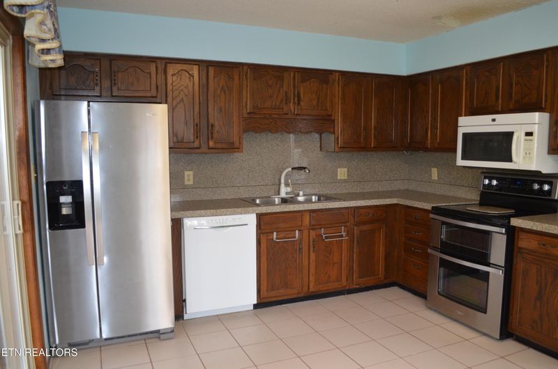 389 Laurel Rd, Clinton, TN 37716