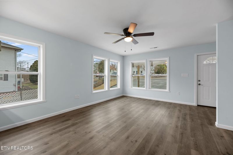 389 W Outer Dr, Oak Ridge, TN 37830