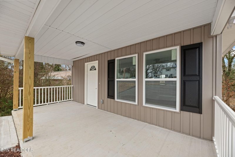 389 W Outer Dr, Oak Ridge, TN 37830