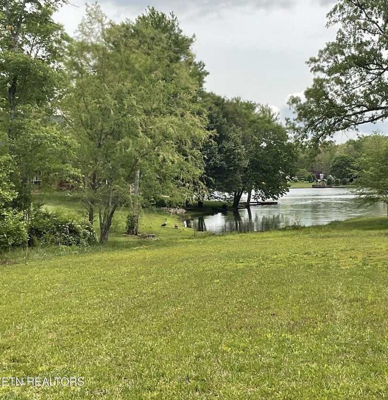 390 Deer Creek Dr, Crossville, TN 38571