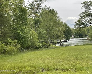 390 Deer Creek Dr, Crossville, TN 38571