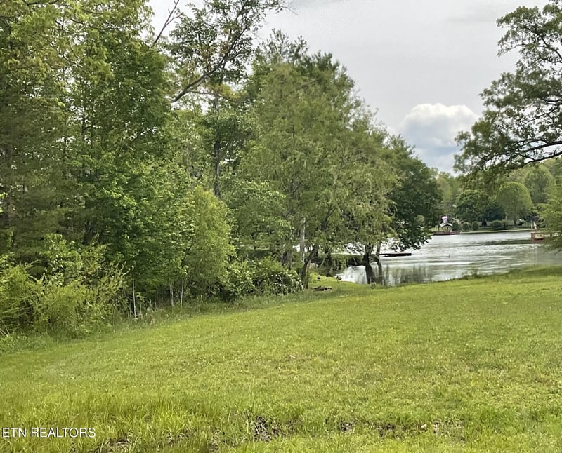 390 Deer Creek Dr, Crossville, TN 38571