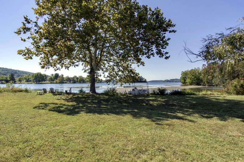 390 Edgelake Dr, Kingston, TN 37763