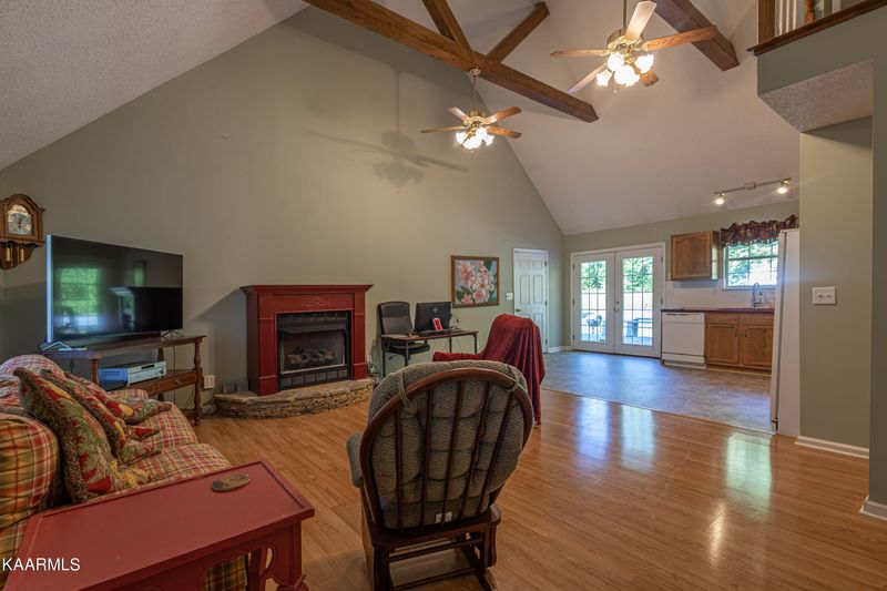 390 Wildwood Cir, Lafollette, TN 37766
