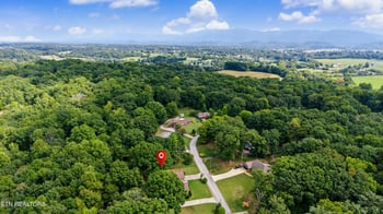 3911 Riverview Dr, Maryville, TN 37804
