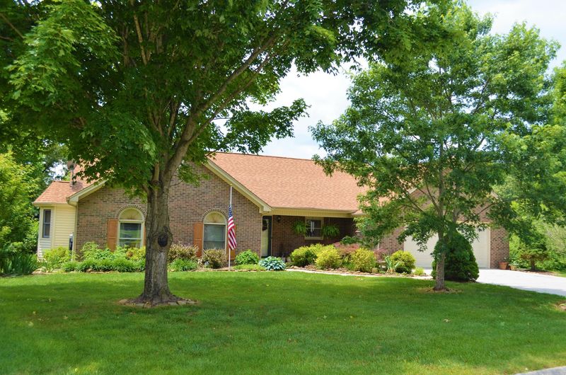 3913 Stonebridge Dr, Powell, TN 37849