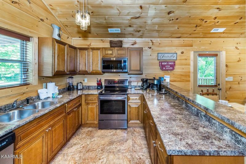3922 Valley View Dr, Pigeon Forge, TN 37863
