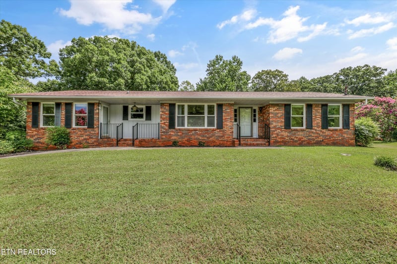 3923 Riverview Dr, Maryville, TN 37804