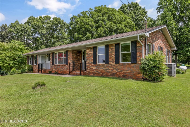3923 Riverview Dr, Maryville, TN 37804