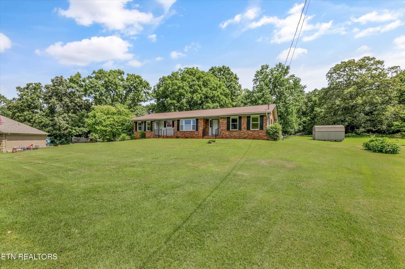 3923 Riverview Dr, Maryville, TN 37804
