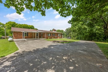 3923 Riverview Dr, Maryville, TN 37804