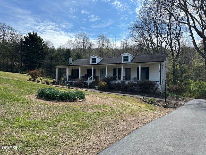 393 Laurel Rd, Clinton, TN 37716