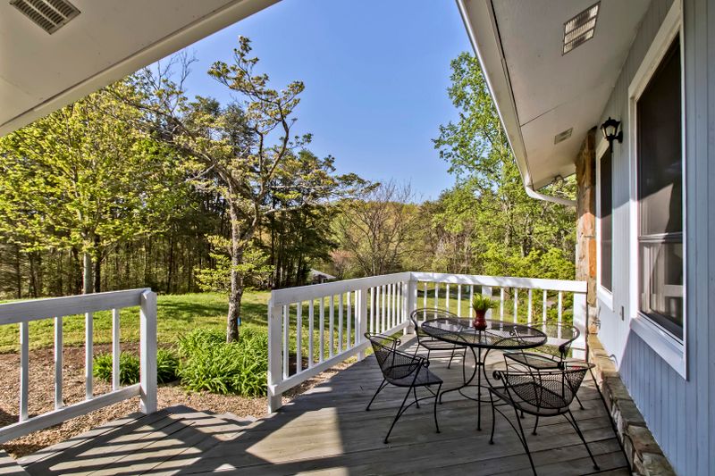 393 Point Harbor Dr, Lenoir City, TN 37772