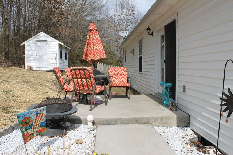 393 Sinking Springs Rd, Clinton, TN 37716