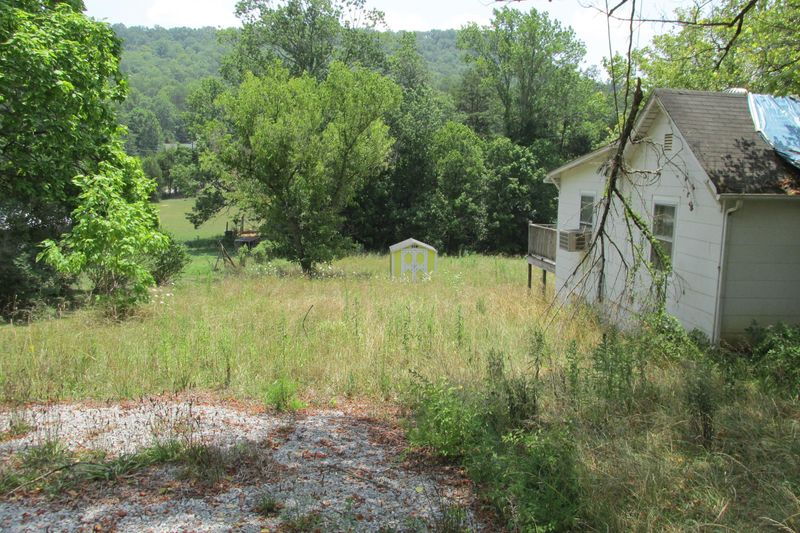 3930 E Raccoon Valley Rd, Powell, TN 37849