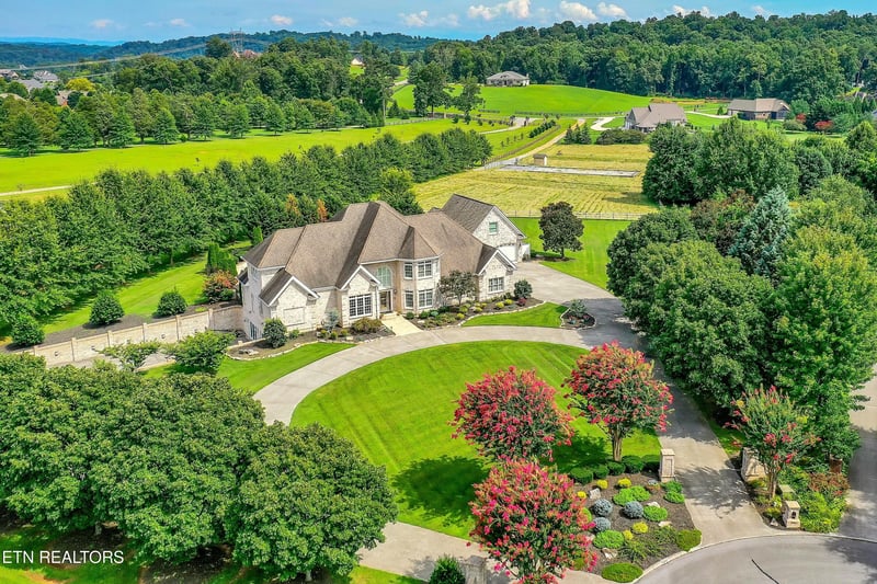 3930 Jackson Bend Dr, Louisville, TN 37777