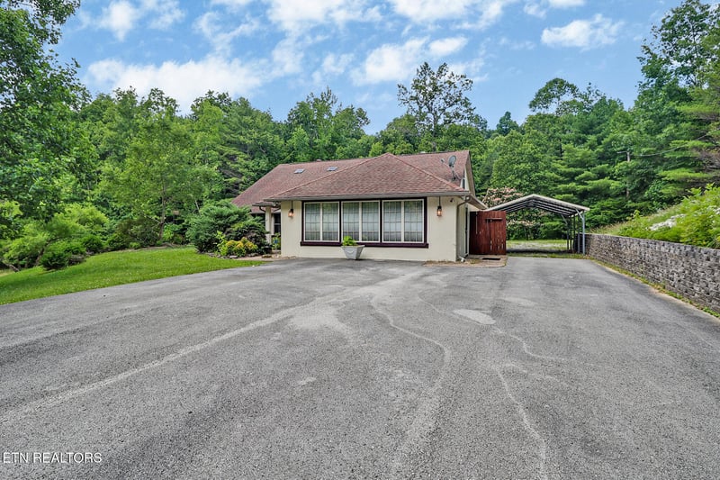 395 Ashley Ln, Oneida, TN 37841