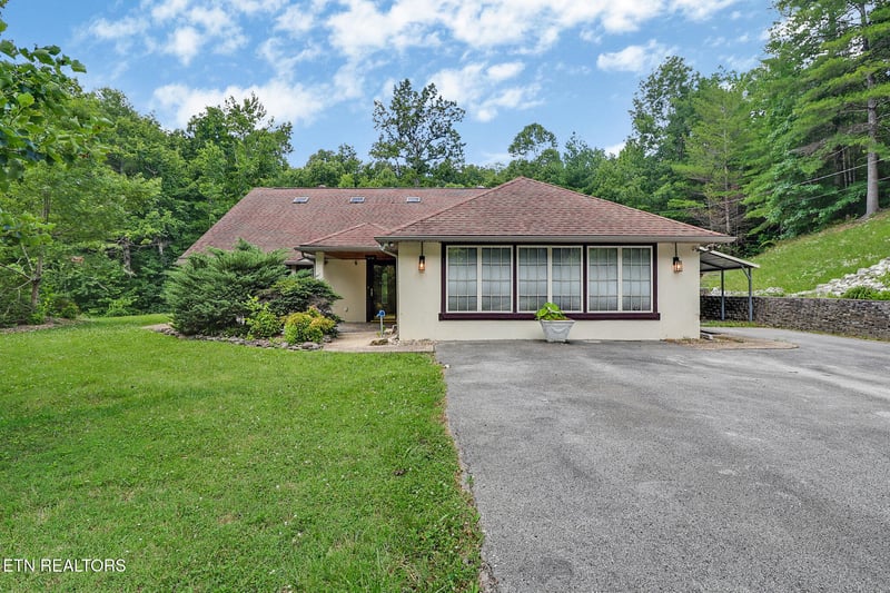 395 Ashley Ln, Oneida, TN 37841