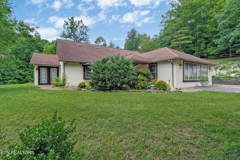 395 Ashley Ln, Oneida, TN 37841