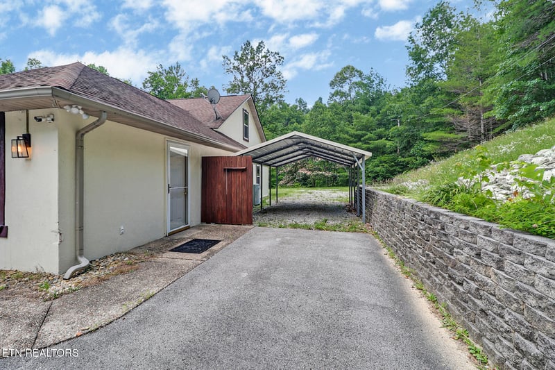 395 Ashley Ln, Oneida, TN 37841