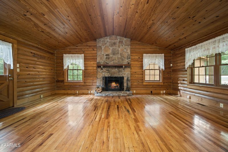 395 E Cove Rd, Monterey, TN 38574