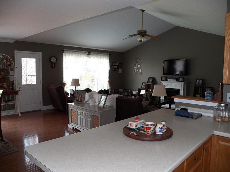 398 Lake Harbor Dr, Kingston, TN 37763