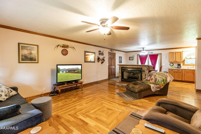 399 Lynch Hollow Rd, Lafollette, TN 37766