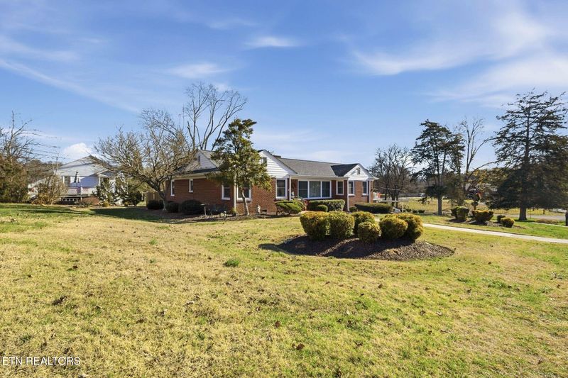 400 Eagle Bend Ln, Clinton, TN 37716