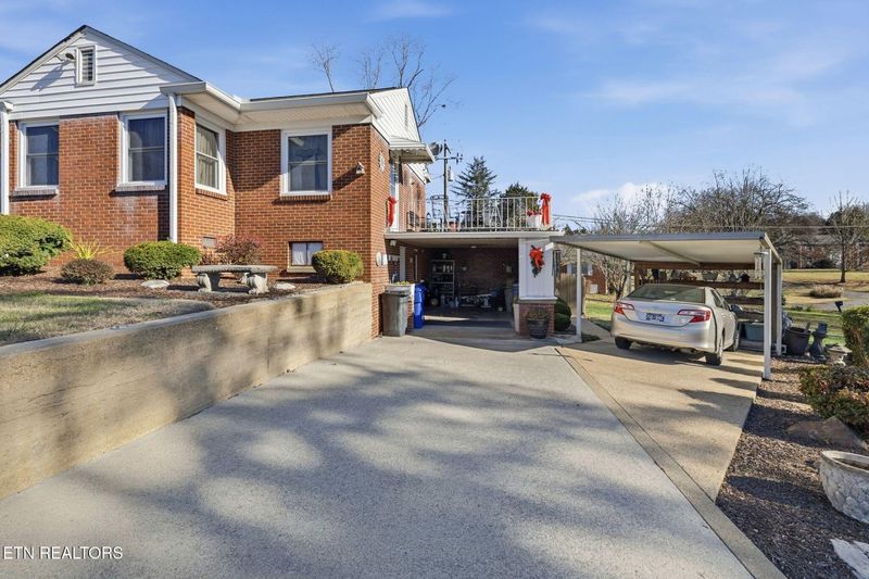 400 Eagle Bend Ln, Clinton, TN 37716