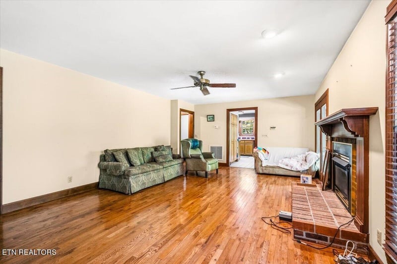 400 Imperial Heights Dr, Lafollette, TN 37766