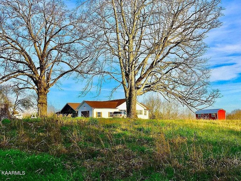 400 Rock Creek Rd, Deer Lodge, TN 37726