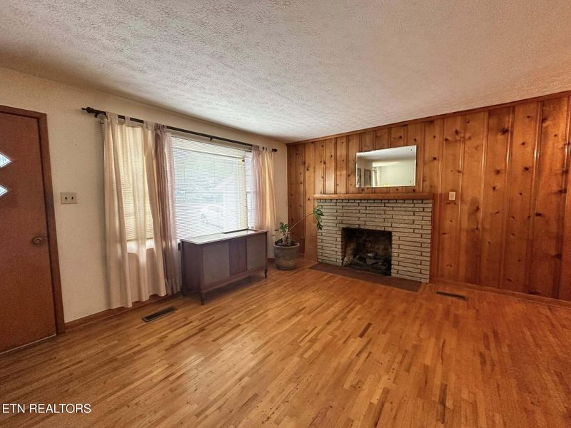 400 W Ridgecrest Dr, Kingston, TN 37763