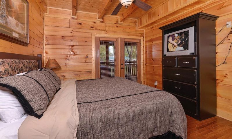 4003 S River Rd, Pigeon Forge, TN 37863