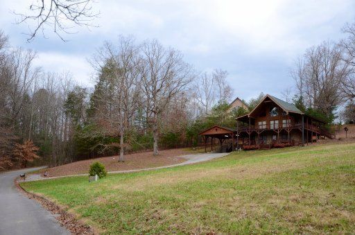 4008 Roundtop Dr, Sevierville, TN 37862