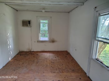 401 E Farrell St, Niota, TN 37826
