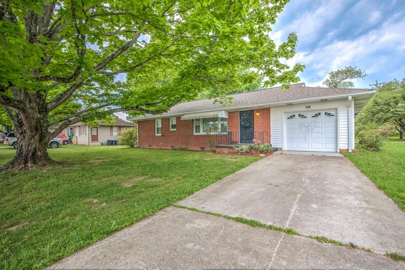 401 Highland Dr, Clinton, TN 37716