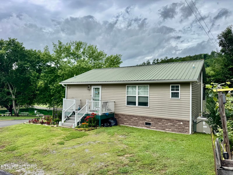 401 Mountain Thrush Dr, Townsend, TN 37882