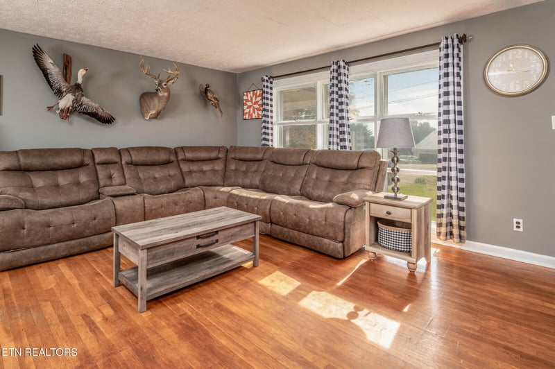 401 W Ridgecrest Dr, Kingston, TN 37763