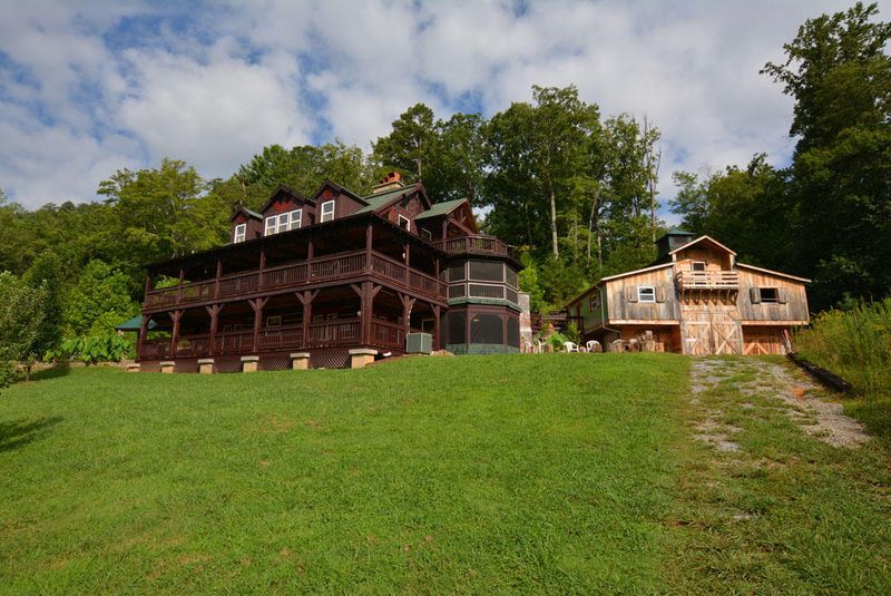 4011 Wears Cove Rd, Sevierville, TN 37862