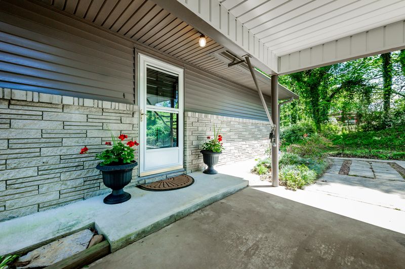 402 Davis Dr, Kingston, TN 37763