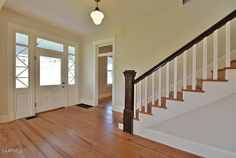 402 E 2nd Ave, Lenoir City, TN 37771