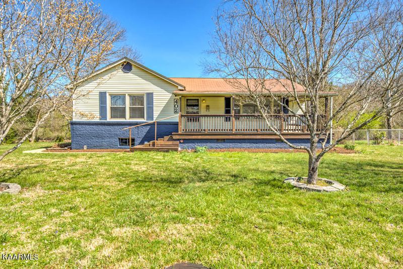 402 Riverside Dr, Clinton, TN 37716