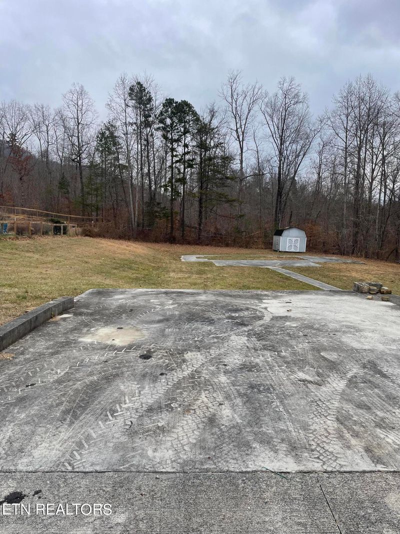 402 Wildwood Cir, Lafollette, TN 37766