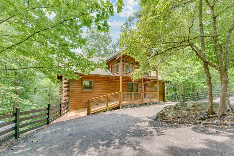 4028 Dolly's Dr, Sevierville, TN 37876