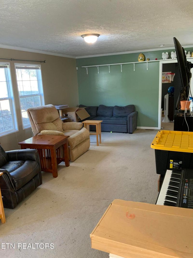 404 Lakeview Rd, Harriman, TN 37748