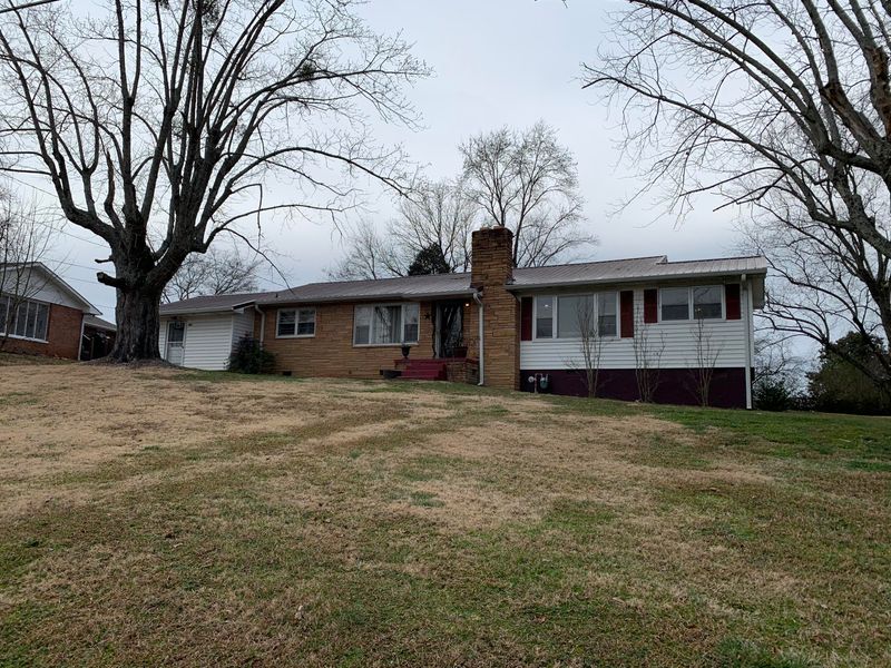 404 Robinson Dr, Loudon, TN 37774