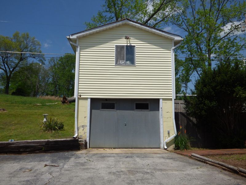 405 Walker St, Harriman, TN 37748